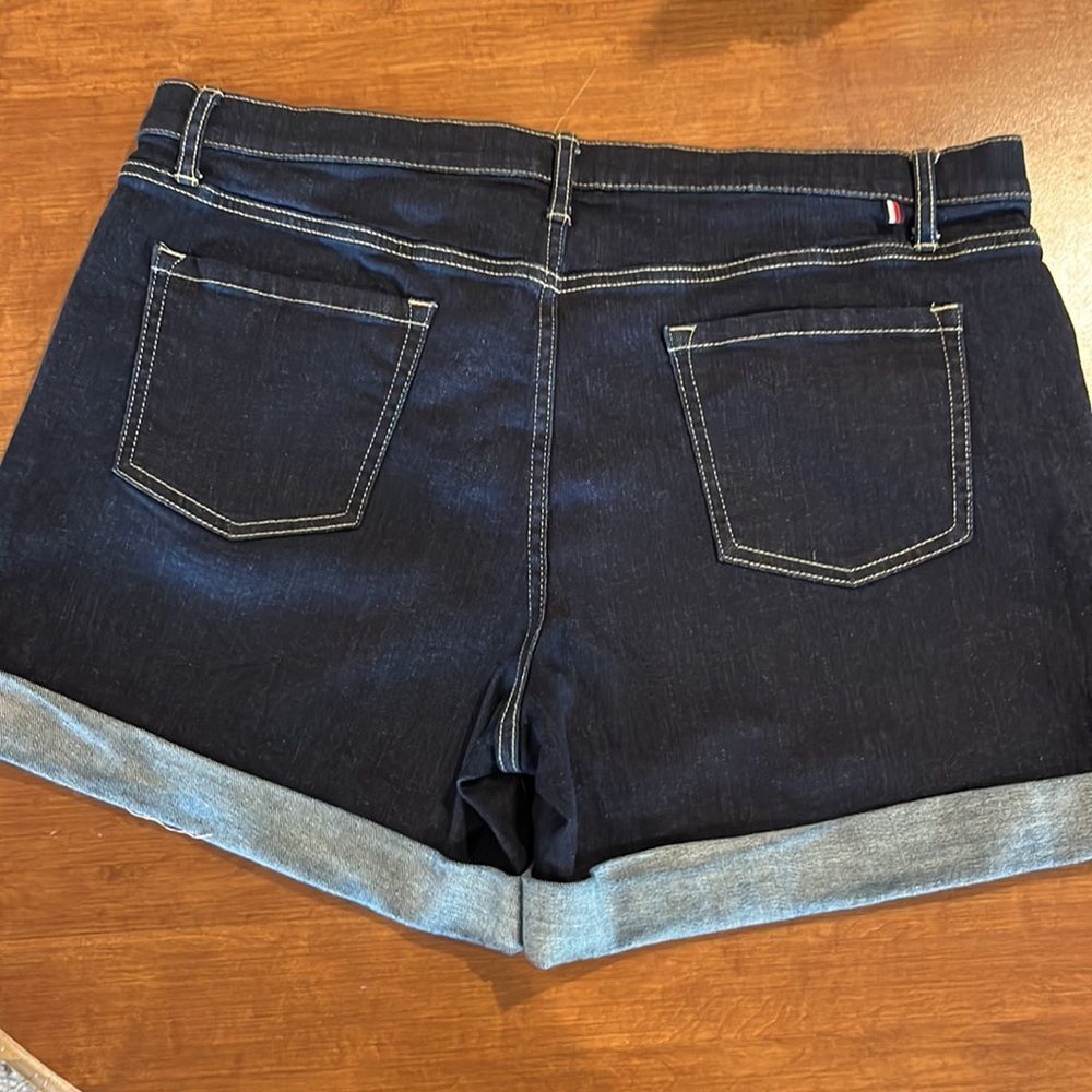 Tommy Hilfiger women’s size 18 denim jean shorts with cuffs. - Picture 3 of 10